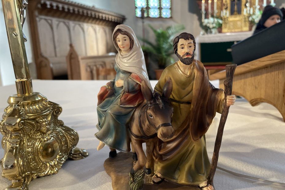 Figurengruppe Maria und Josef auf dem Weg nach Bethlehem